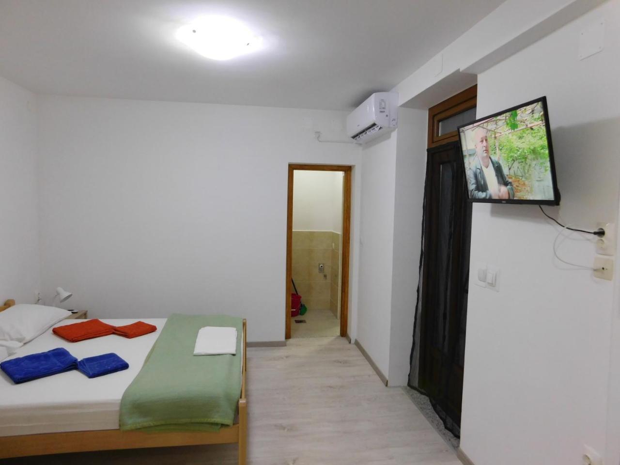 Apartments Leo Janjina Экстерьер фото